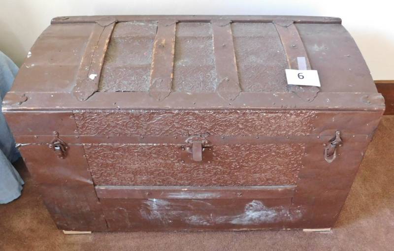 lot 6 image: vintage trunk