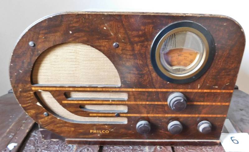 lot 7 image: Philco radio