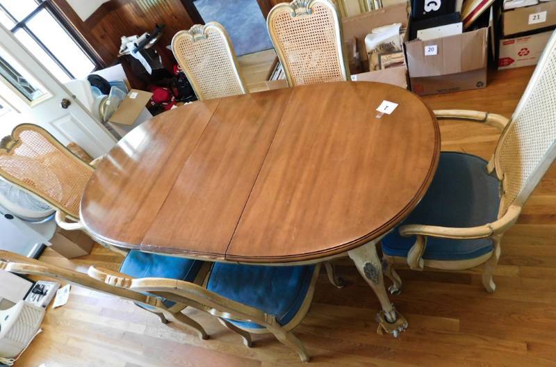 lot 1 image: Dining room table and 6 chairs
