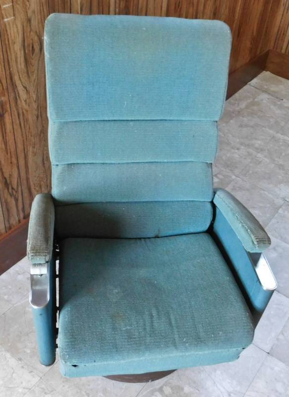 lot 16 image: vintage Railroad seat