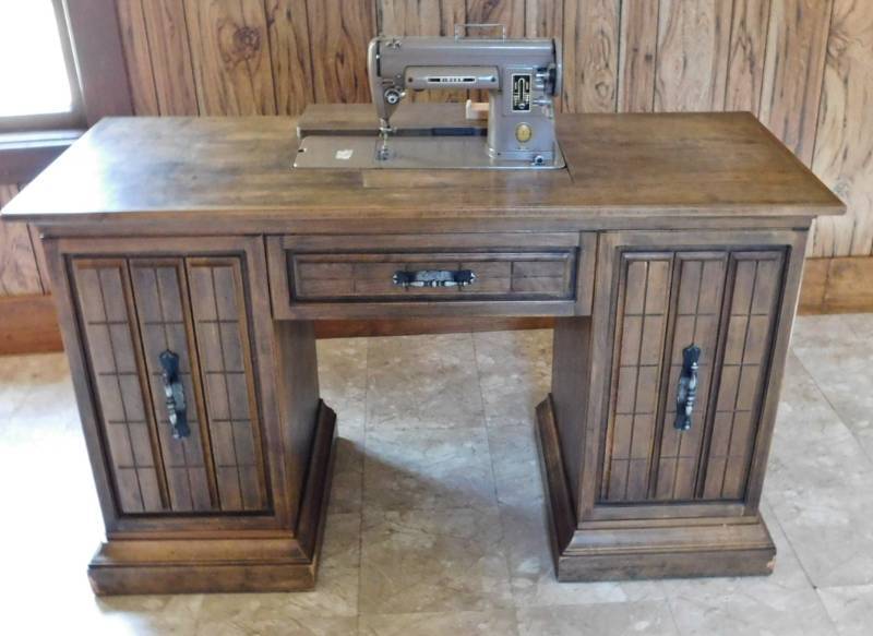 lot 17 image: vintage singer sewing machine