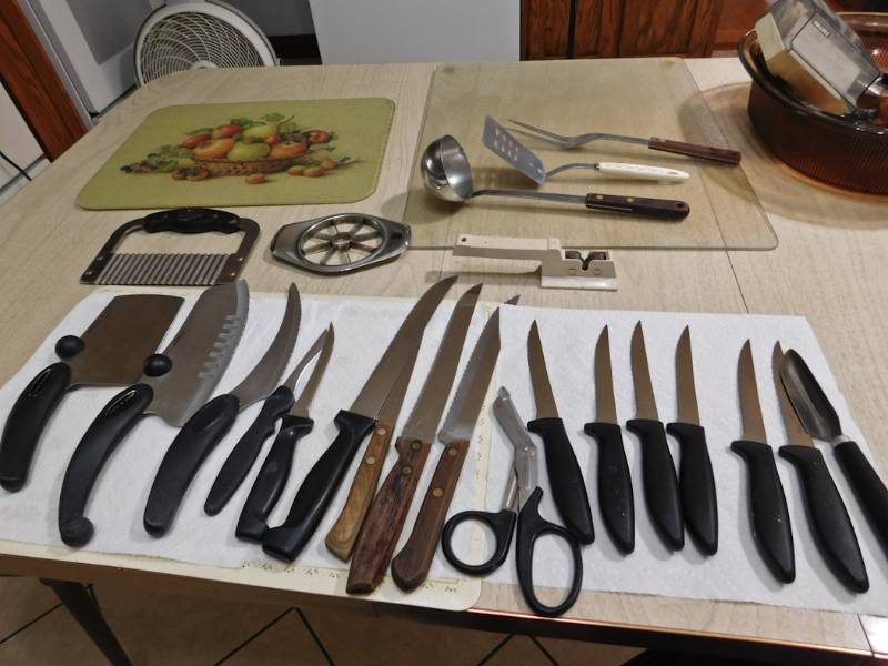 lot 36 image: vintage knives and cutlery