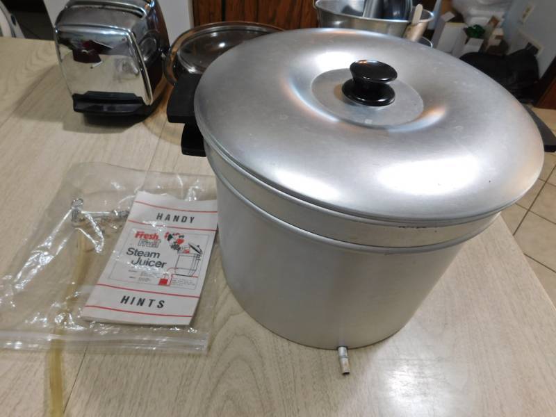 lot 38 image: Handy steam juicer