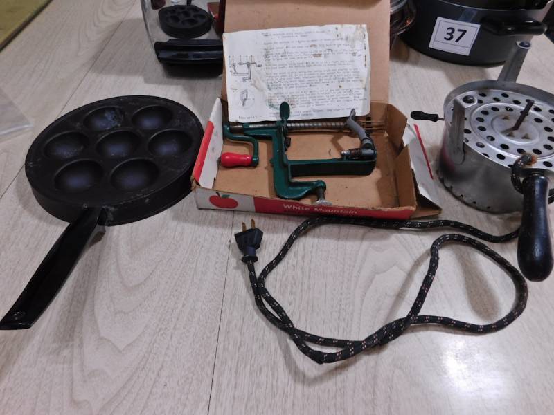 lot 39 image: vintage kitchen items
