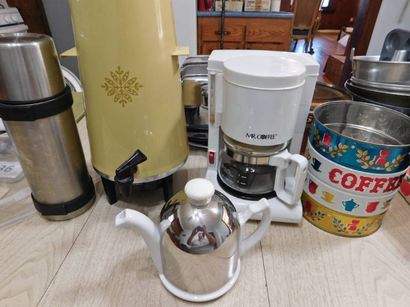 lot 40 image: coffee kitchen items