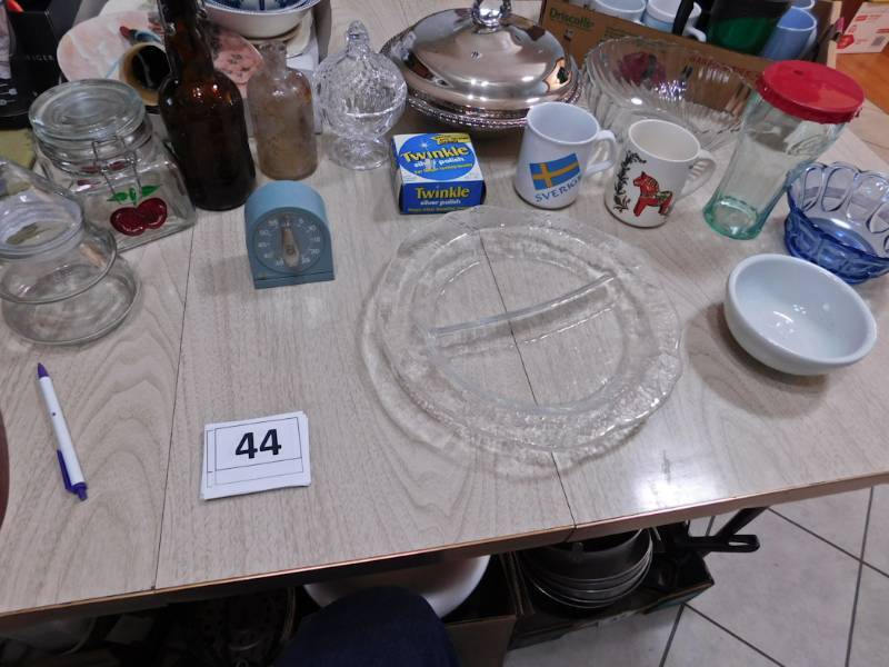 lot 44 image: kitchen dcor items