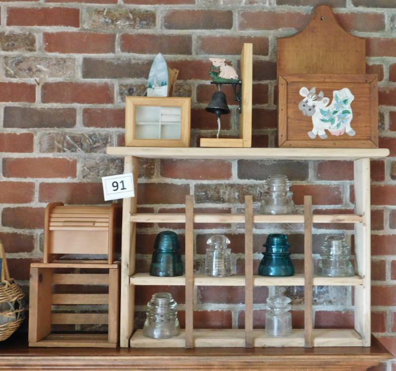 lot 91 image: wood dcor items and more