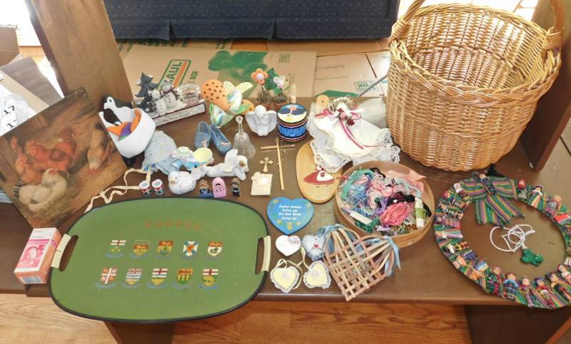 lot 93 image: international dcor items