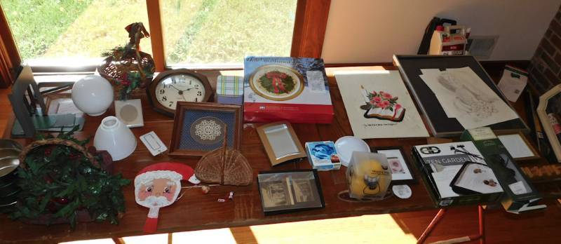 lot 96 image: large lot of dcor items