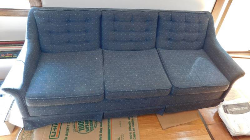 lot 99 image: blus stream line sofa