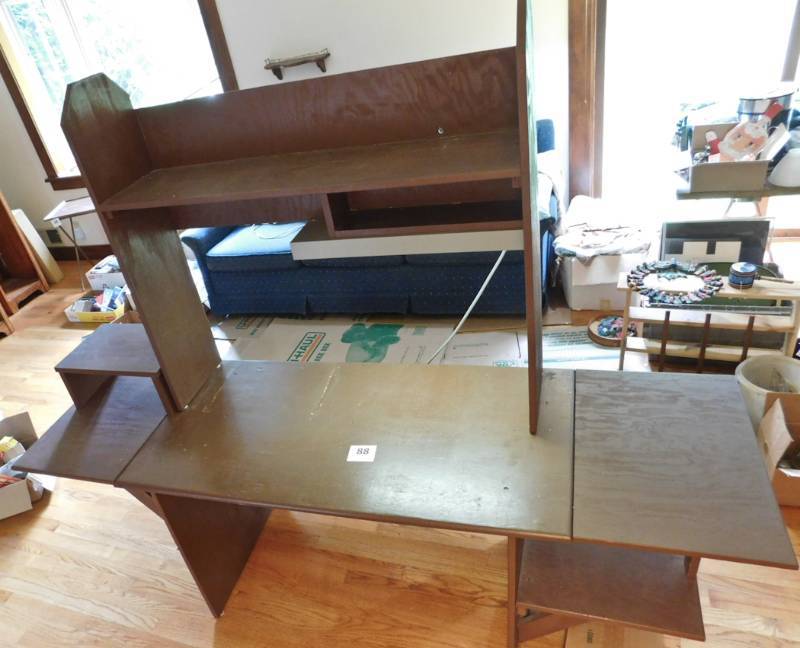 lot 88 image: 3 piece homemade work station