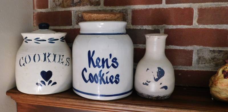 lot 89 image: 3 dcor crocks