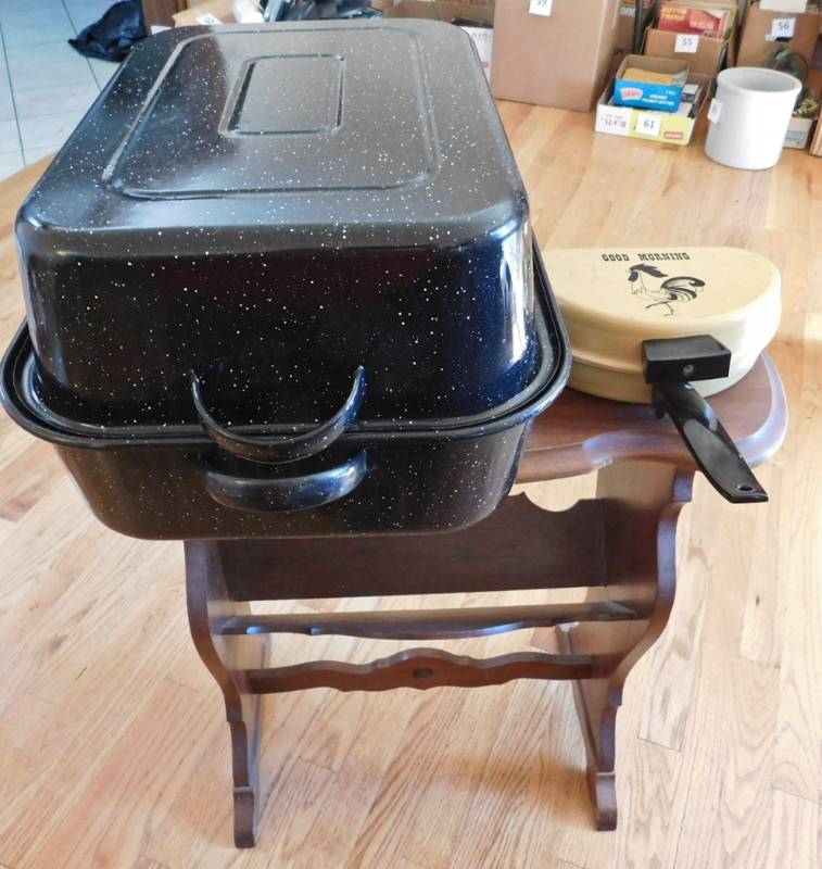 lot 105 image: rooster pan, roasting pan and table