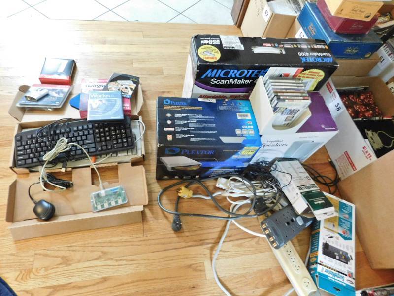 lot 65 image: electronics lot
