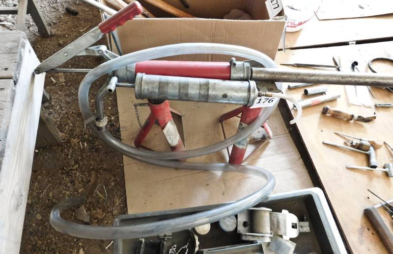 lot 176 image: grease guns and jack stands