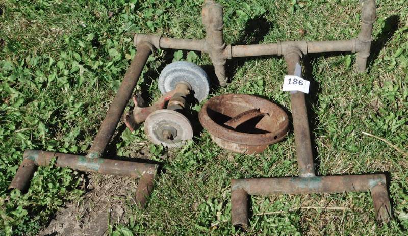 lot 186 image: rusty items for repurposing