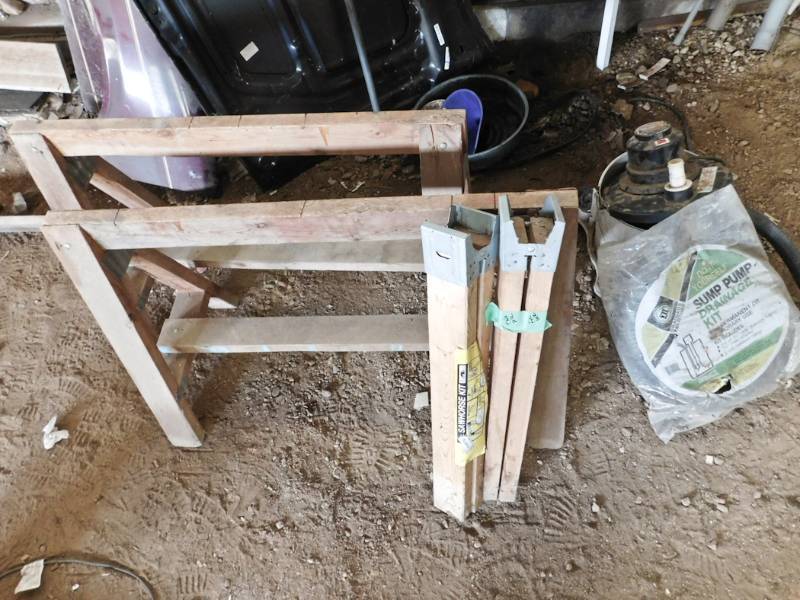 lot 207 image: saw horses mini shop vac