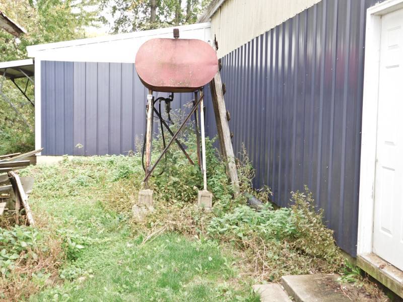 lot 208 image: large fuel tank on stand does contain farm gas not sure how much