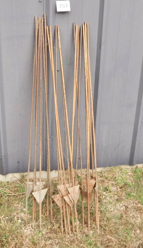lot 253 image: metal fence poles