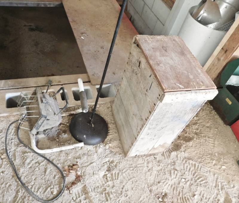 lot 264 image: shop light a stand and wooden box