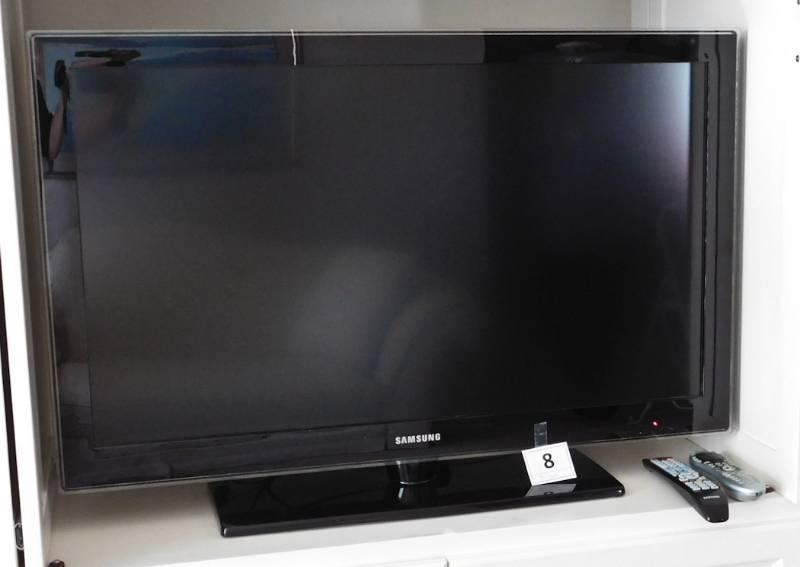 lot 8 image: 40 Samsung TV model LN 40A630