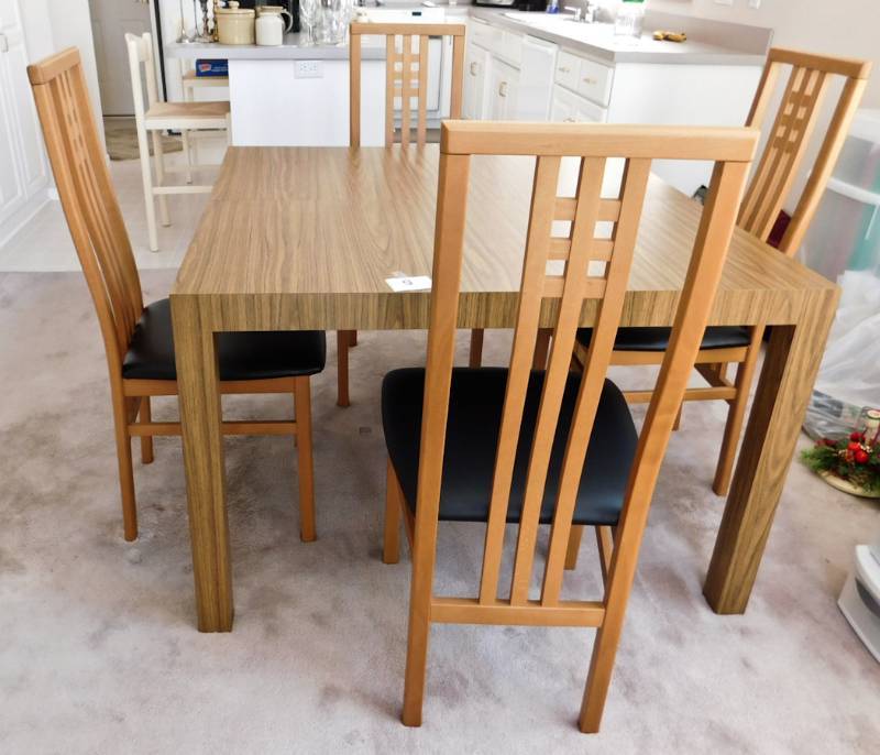 lot 9 image: nice newer dining room table and 4 chairs