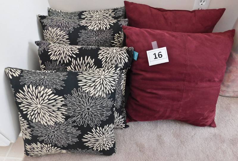 lot 16 image: 6 clean pillows