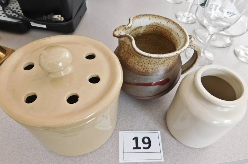 lot 19 image: 3 crock items