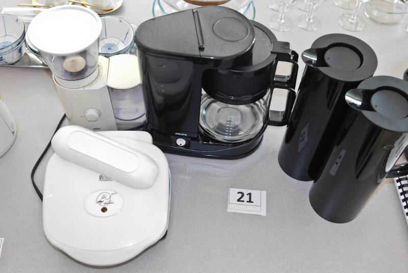 lot 21 image: Krupps coffee, air pots, and more