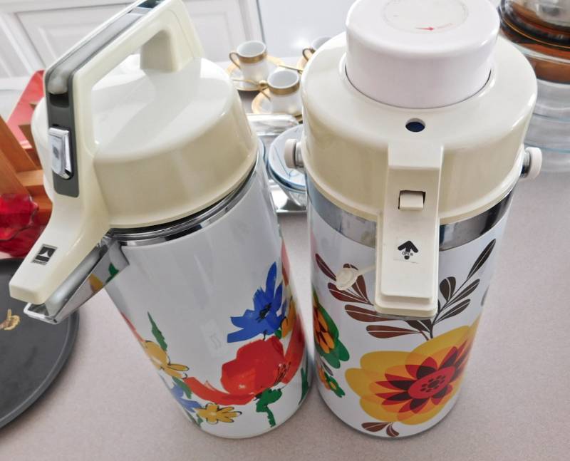 lot 22 image: 2 colorful like new airpots