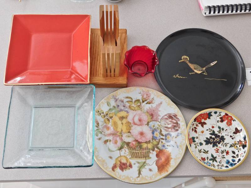 lot 23 image: several plates and dcor items