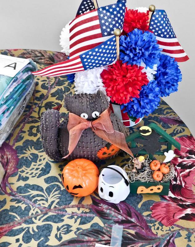 lot 41 image: holiday dcor