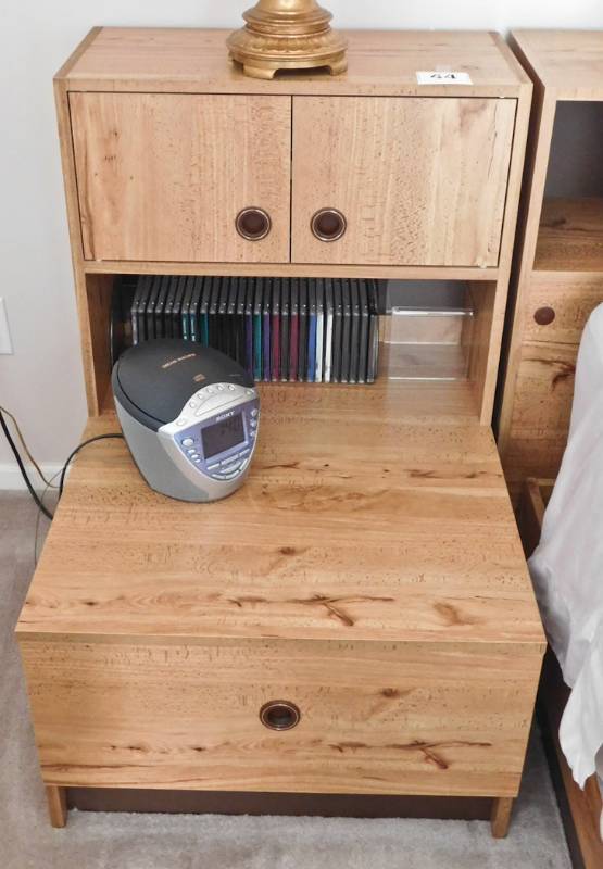 lot 44 image: pair of bedside stands