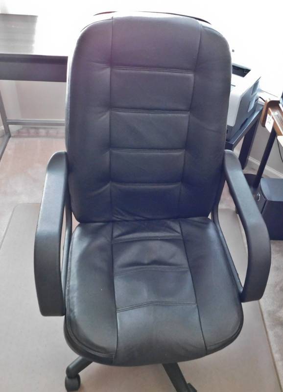 lot 55 image: very nice office chair