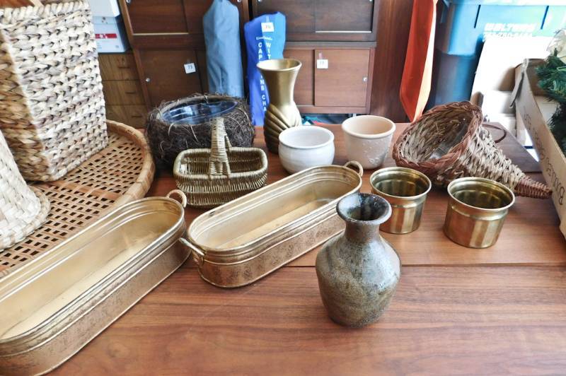 lot 59 image: lot of dcor items