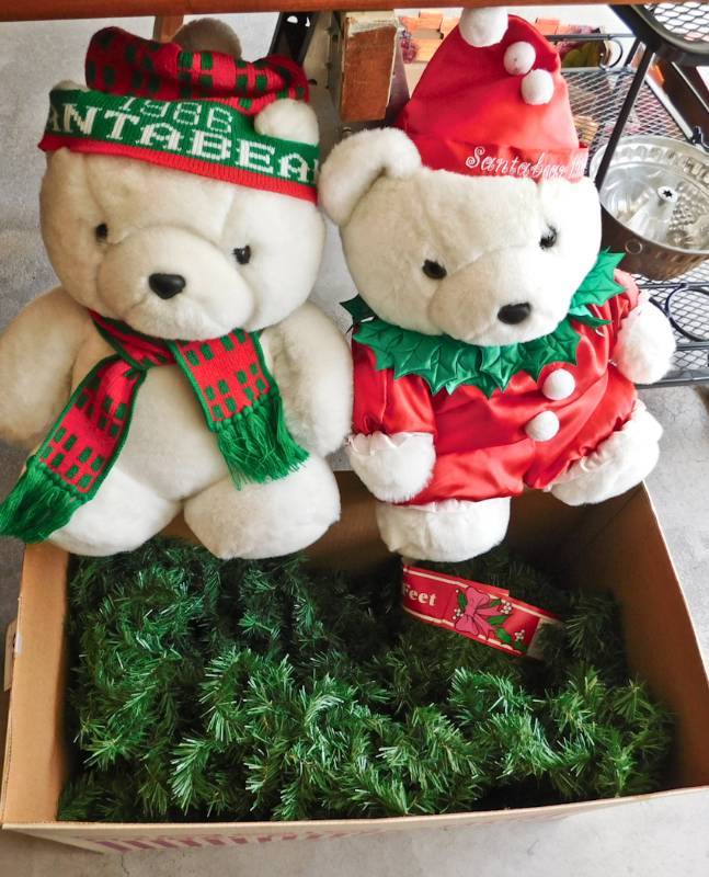 lot 62 image: 2 santa bears and 3 pieces of garland