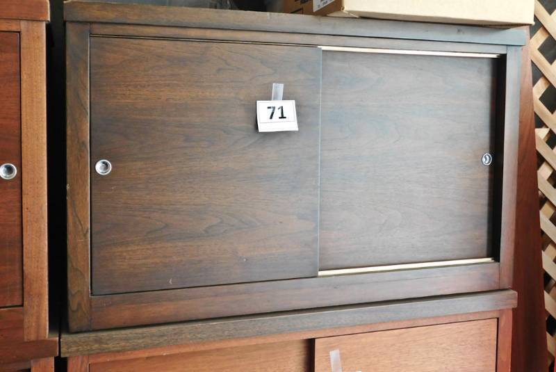 lot 71 image: small wooden cabinet 20.5 x 33.5