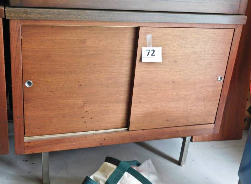 lot 72 image: small wooden cabinet 20.5 x 33.5