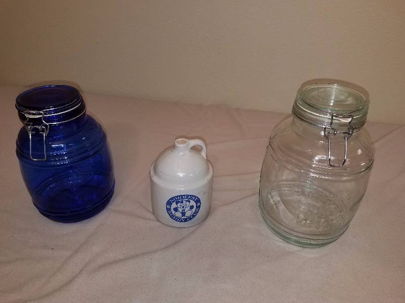 lot 21 image: 2 bail lid jars and jug bank
