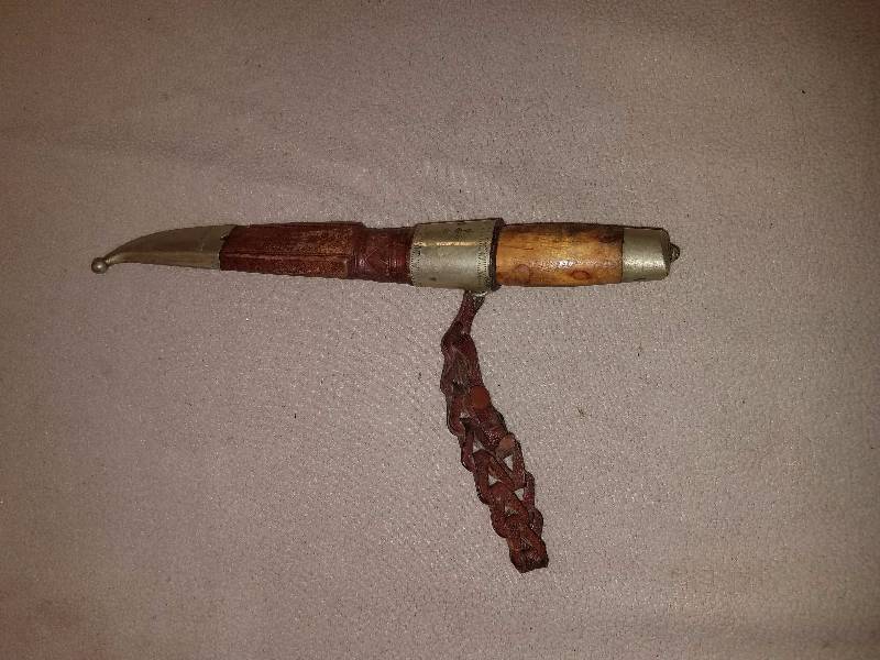 lot 56 image: Birch Handle Vintage Knife