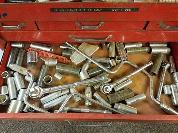 lot 3 image: Metal Tool Box FILLED WITH TOOOOOOOOOOLS
