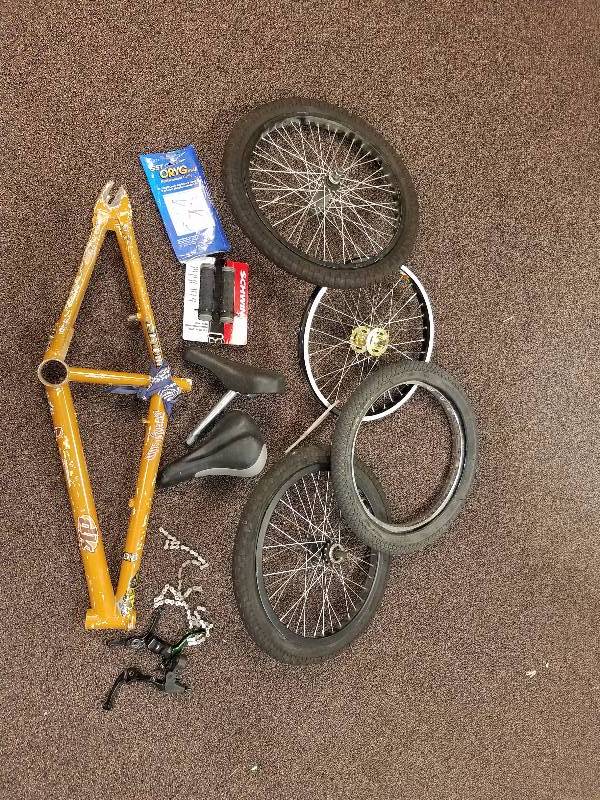 lot 5 image: Bike frame, rims, wheel and Parts