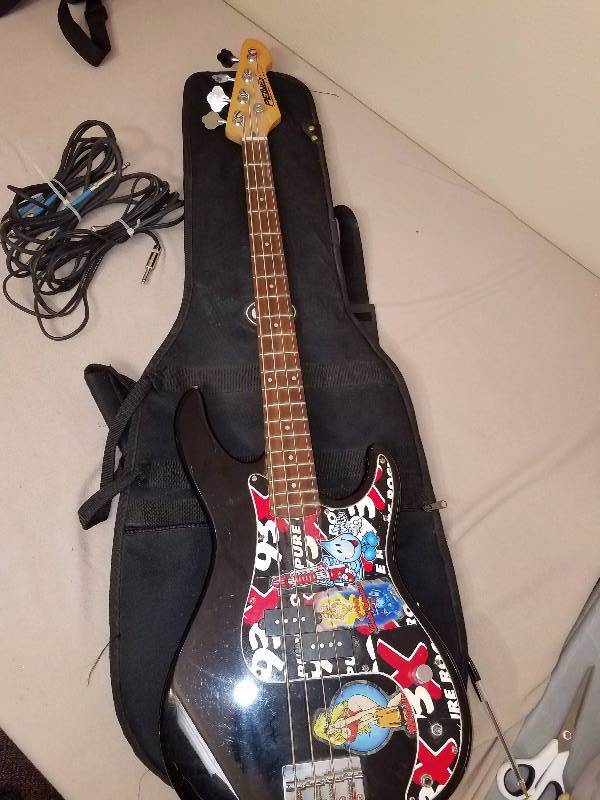lot 7 image: Peavy Bass Guitar