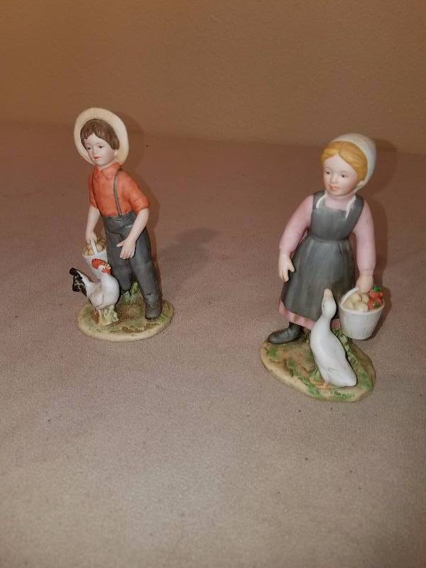 lot 101 image: Farmer Boy and Girl Figurines HomCO 415