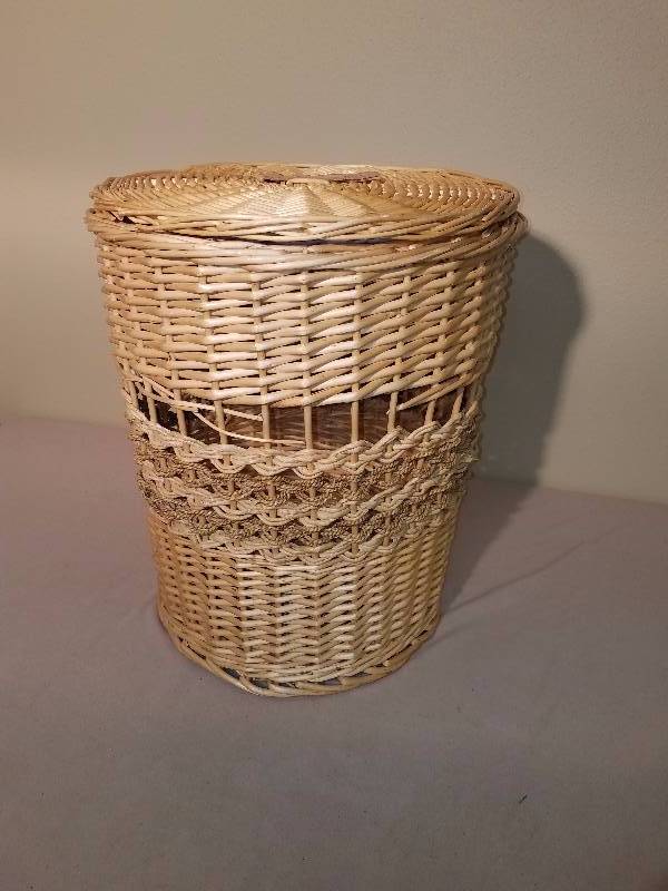 lot 102 image: Wicker Hamper
