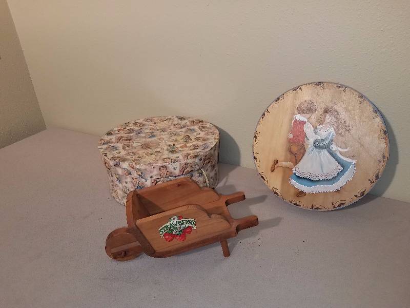 lot 104 image: Hat Box, Wooden box and Dcor