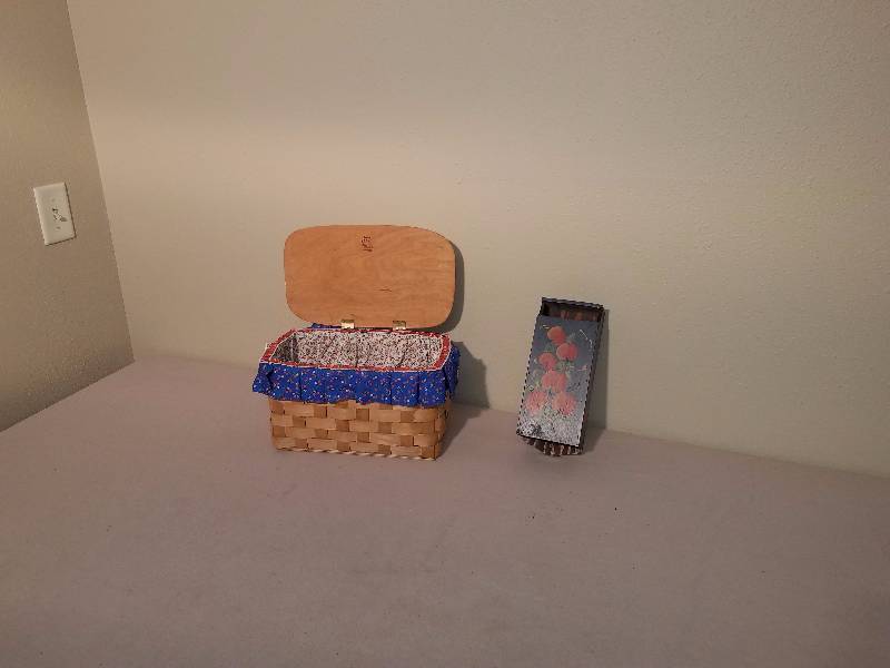 lot 105 image: Sewing Basket and Dcor