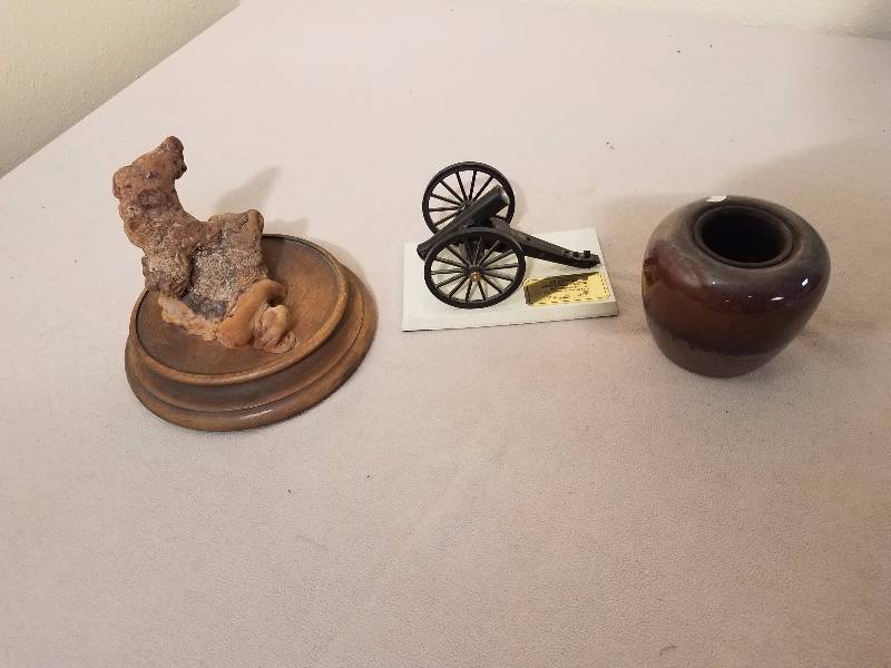 lot 124 image: Lot of Decorative Pieces