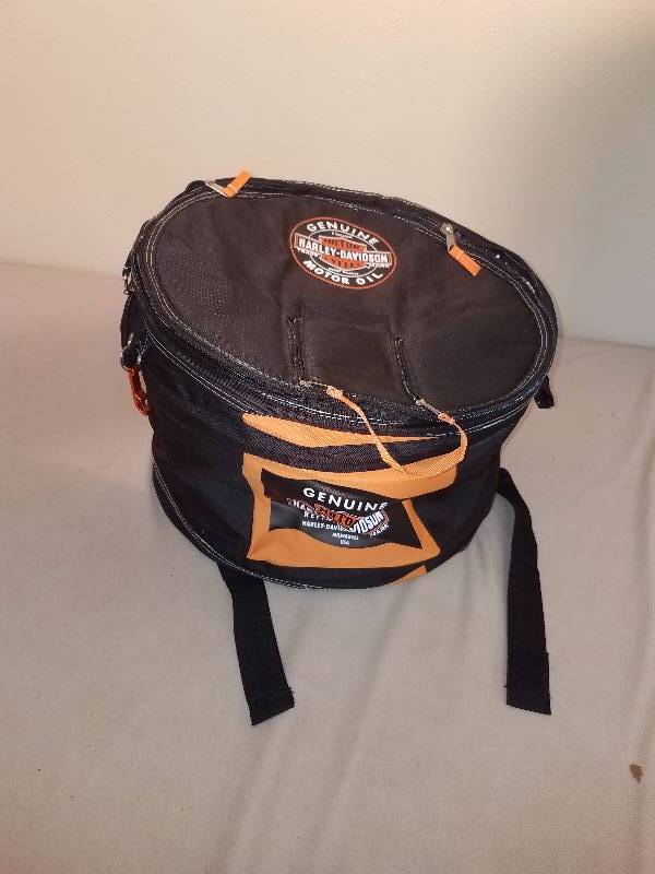 lot 148 image: Very Nice Harley Davidson Motor Oil Soft Cooler