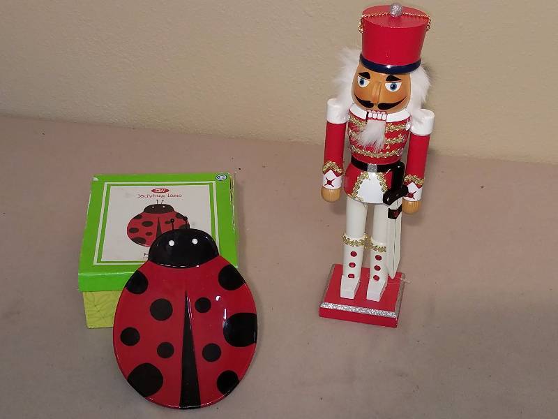 lot 158 image: Ladybug Lane Serving Plates and a Nut Cracker